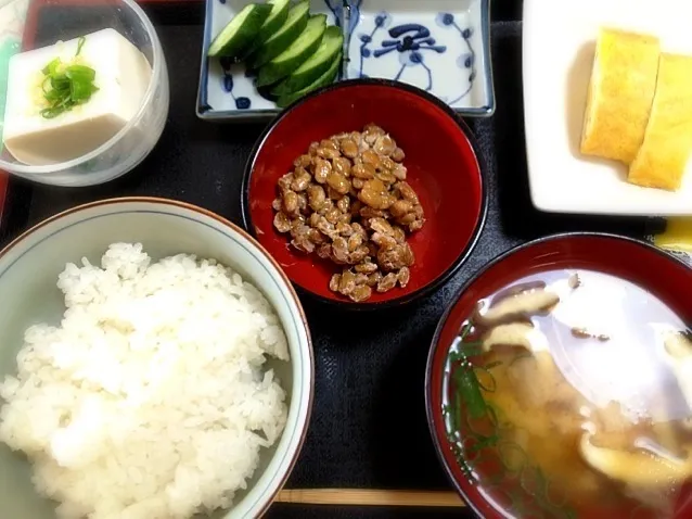 子供の来た日の朝ご飯  納豆と卵焼き|シンリーさん