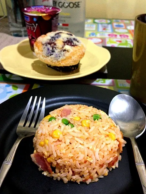 My Breakfast : Beacon FriedRice & Blueberry Muffin & Cherry Yoghurt & Latte Coffee|didi kullawadeeさん