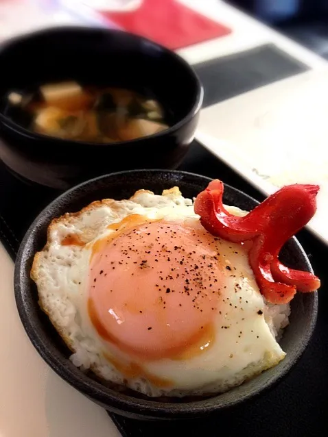 Snapdishの料理写真:🍳🍚目玉焼きごはん🍚🍳|たけさん