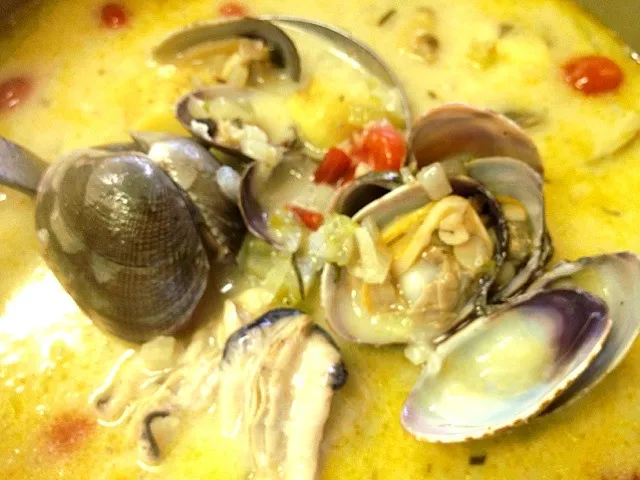 Snapdishの料理写真:Smoked clam & oyster chowder with fennel & Rosemary|Greg Lungさん