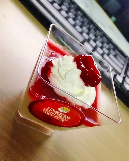 🍓STRAWBERRY CREAM CHEESE PANNA COTTA🍓|🍀Jaoh Ohlunlaa🍀さん