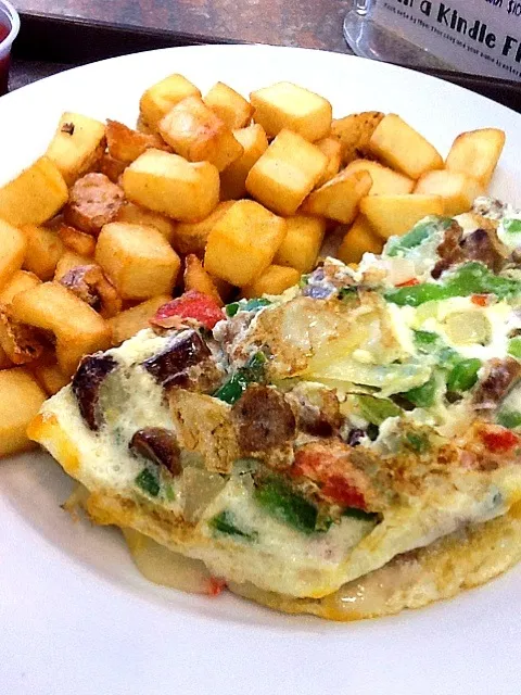 Omelet with veggies and sausages and home fries|Yu Tamuraさん