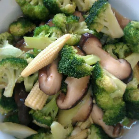 Stir-fried broccoli with mushrooms and baby corns|Cindyさん