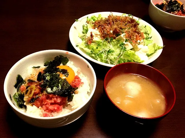 ネギトロ丼、豆腐のサラダ、味噌汁|石垣 月さん