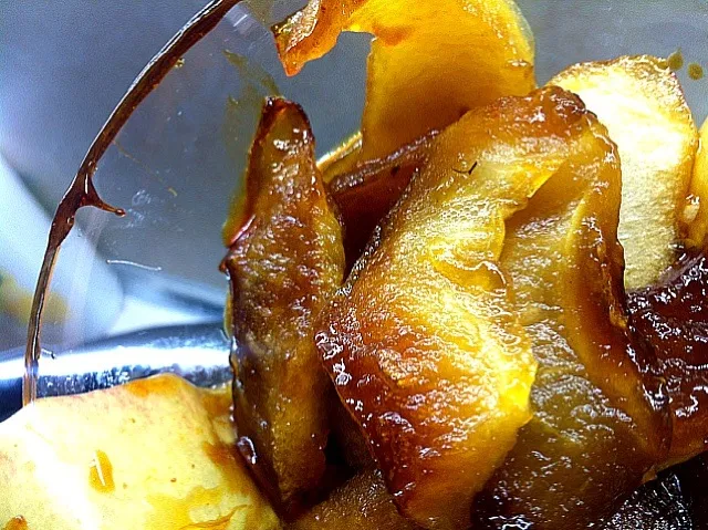 Snapdishの料理写真:Caramelized apples with whiskey|Zheni Todorovaさん