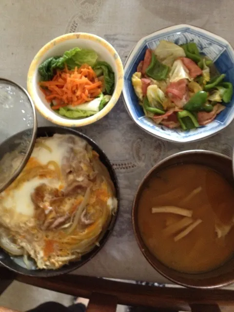 他人丼、人参サラダ、きゃべつとピーマンとベーコンの炒め物、味噌汁|川北 恵さん