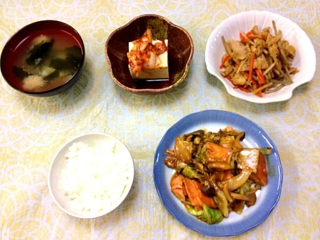 鮭のちゃんちゃん焼き、繊維たっぷりきんぴら、キムチ豆腐、わかめとあさりの味噌汁、ごはん|ゆりさん