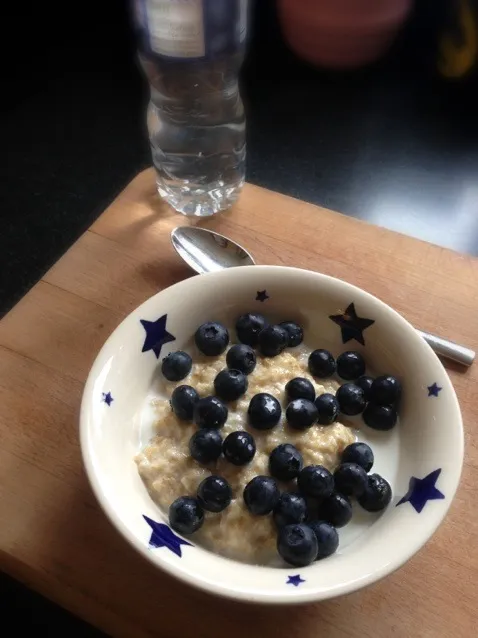 Porridge & Blueberries|Ella Thompsonさん