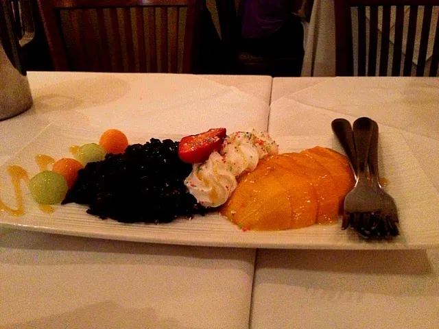 Black sticky rice with mango|vvvvさん