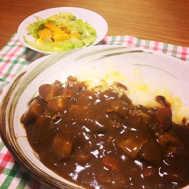 【今夜のウチご飯】ただいま〜。今日は月に一度の土曜勤務。帰ったら…カレーの日でした🎶チーズをトッピング！うまうま〜(^o^)/|takuya KAWANOさん