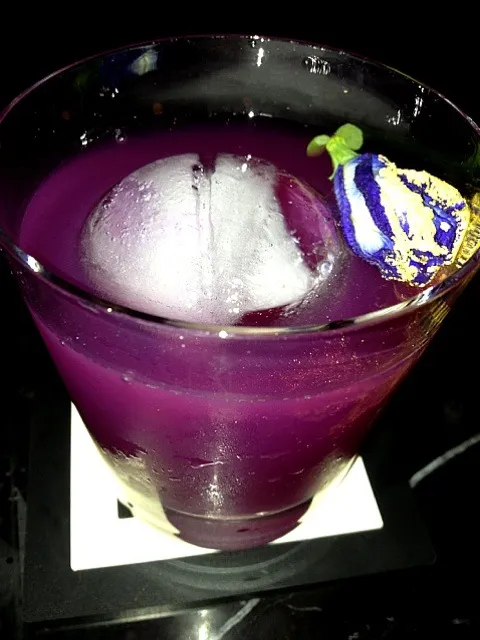 ช่อม่วง cocktail @ Woobar ... the butterflypea bud is dusted with 23 carat gold dust|Cloudy Gさん