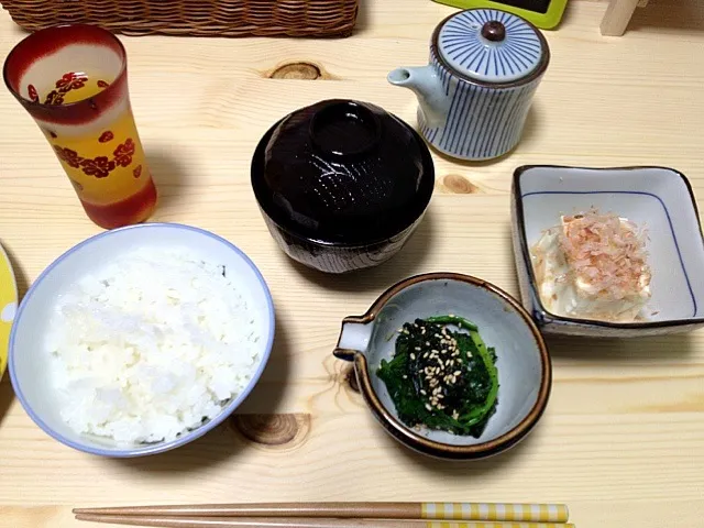 Snapdishの料理写真:ほうれん草のゴマ和え、冷奴、なめこと豆腐の味噌汁、チキボン、|けーこさん