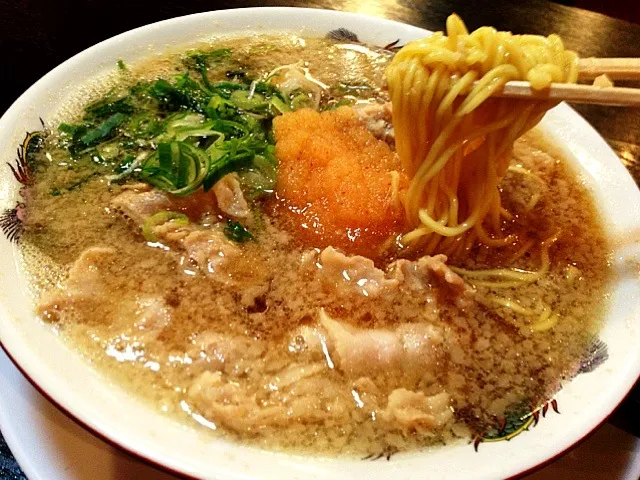 やっぱたまらん熟成醤油の肉ダブル肉醤油ラーメン。BGMは男性ボーカルの未来予想図Ⅱ。|たけうちさん