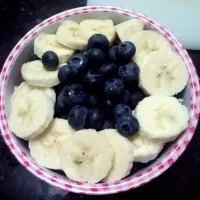 Snapdishの料理写真:Bowl of blueberries, bananas, and strawberries.|kylie cardenasさん