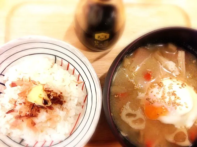 根菜味噌汁の温玉おとし、炊きたて御飯にバター醤油と鰹節のっけ|ユキさん