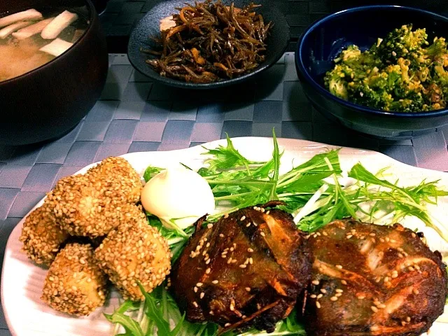 鯵のつみれと人参牛蒡揚げ・高野豆腐の胡麻衣揚げ・ブロッコリーのニンニクおかか和え・エリンギとブロッコリー茎のお味噌汁・いかなご釘煮|じゅんさん