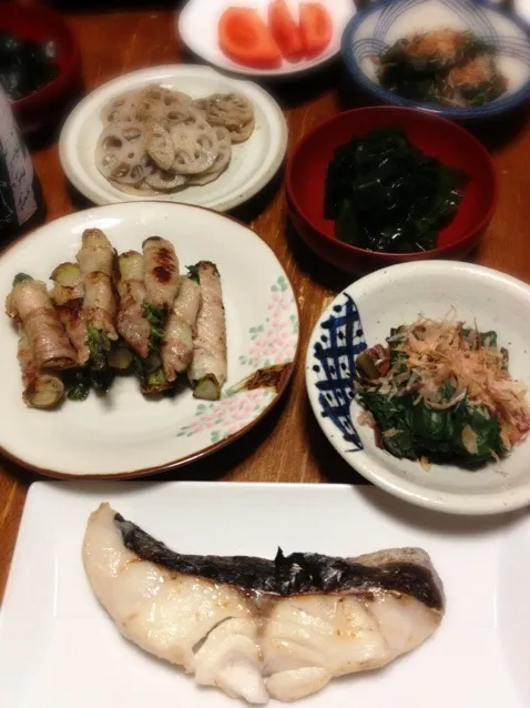 Snapdishの料理写真:鱈塩麹やき、たらの芽肉巻き、ほうれん草お浸し、若芽生姜あえ。|raku_darさん