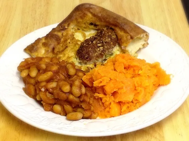 Snapdishの料理写真:Toad in the Hole with homemade pork and leek sausage, carrot mash and beans|Steve Pountneyさん