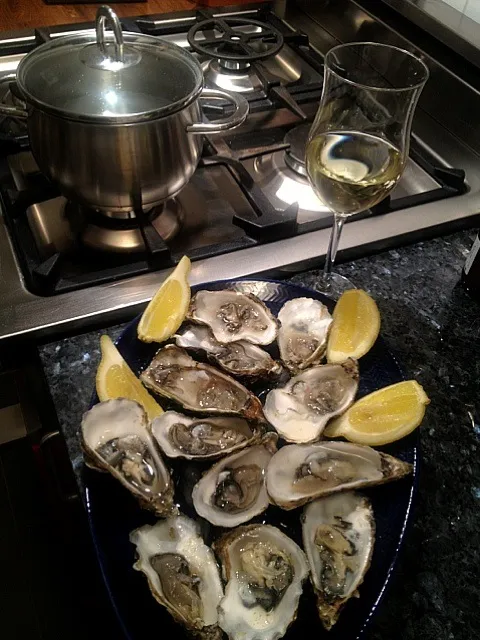 Oysters and white wine.|wallさん