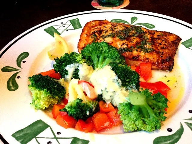 Snapdishの料理写真:Grilled Salmon @ Olive Garden|MaryCharmaineさん