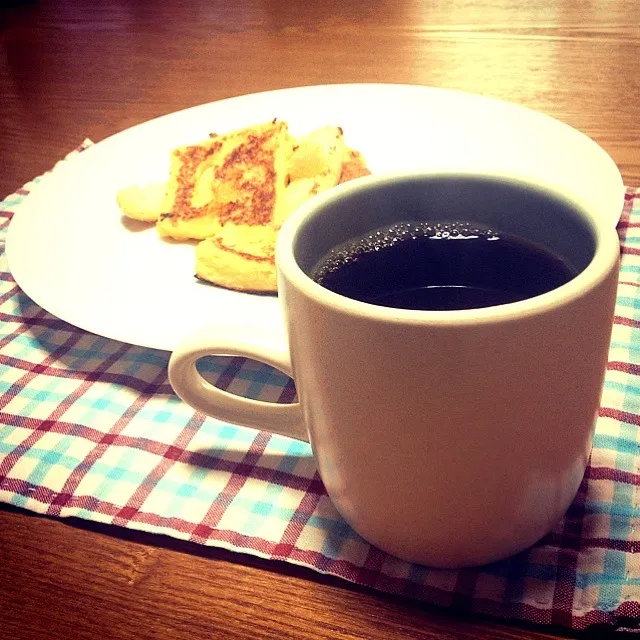 Snapdishの料理写真:【今日の朝ご飯】フレンチトーストと珈琲。HEATHのマグ，いいわ〜。|takuya KAWANOさん