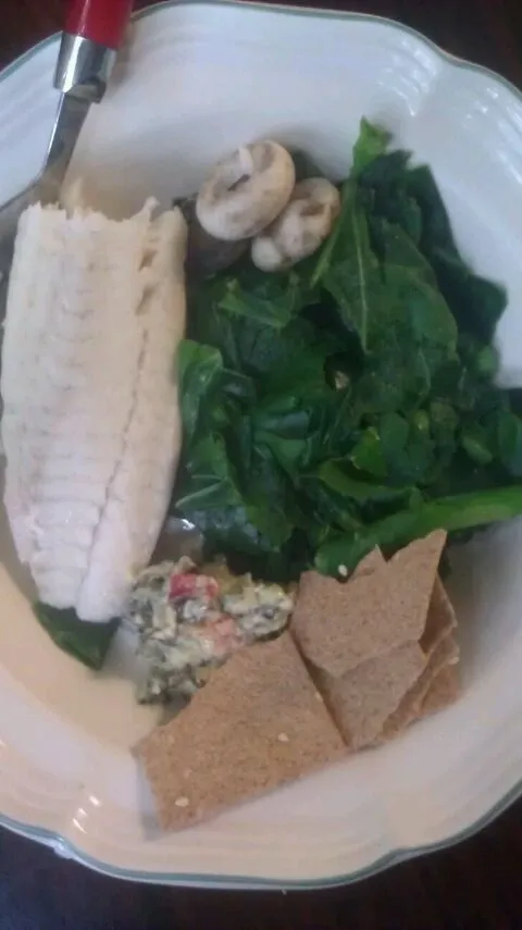 tilapia, collard greens, orgsnic grain craclers ans a little kale dip|staphanyさん