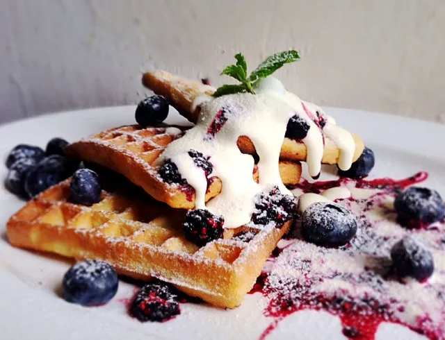 Blueberry Waffle with mulberry sauce|Misstyさん