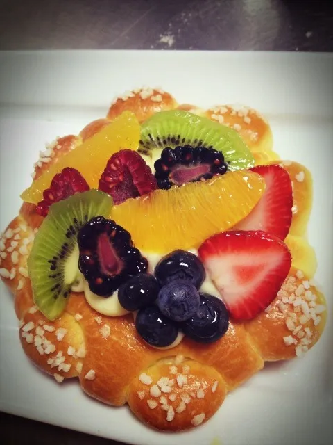 Snapdishの料理写真:Brioche with custard cream n' mixed fruits 🍞🍎🍊🍋🍓🍒🍇|Prae~*さん