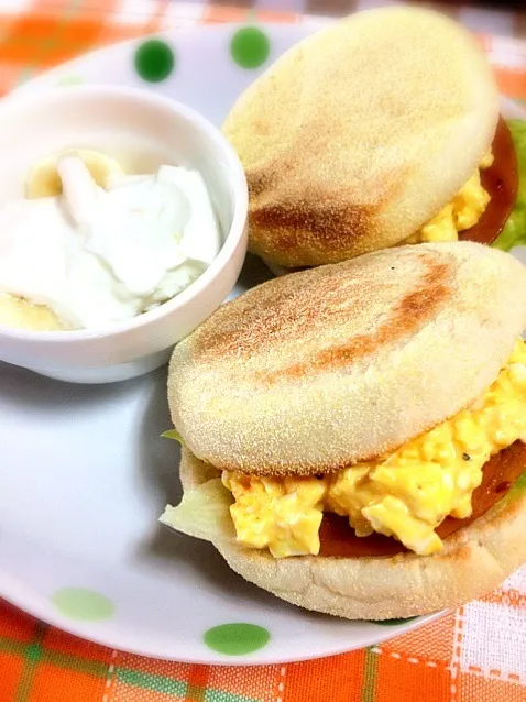 イングリッシュマフィンでたまごホットサンド＆バナナヨーグルト|ゆたんぽちゃんさん