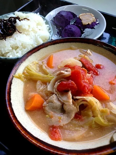 野菜たっぷりデトックススープに肉と味噌足して旦那ご飯               （＾∇＾）|くめさん