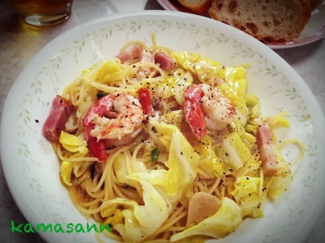 春キャベツとベーコンのパスタ🍝海老2尾のせ👍|かまさん