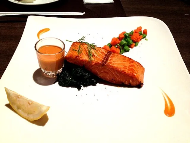 Grilled salmon with Thai red tea|Watashiさん