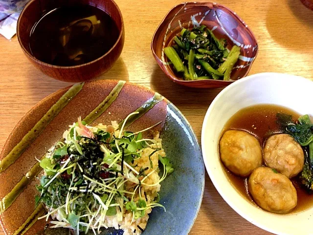 鮪のてこねご飯、里芋海老団子の煮物、小松菜のタラコ和え、生ワカメと筍の吸い物|虎キチ6さん