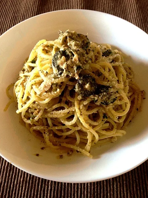 Snapdishの料理写真:Spaghettini a la vasco ツナとバジル、アンチョビのスパゲティ  バスク風|Go Satoさん