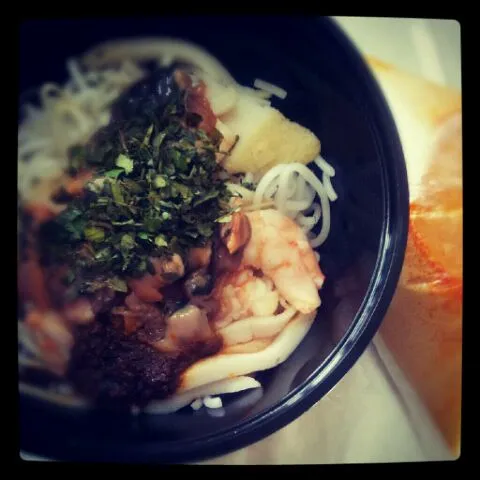 laksa: clams, fish cake slice, prawns, chili paste, white thick noodles and spice paste coconut milk|genさん