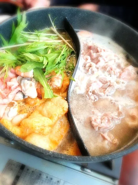 Tom Yum Goong and shabu‐shabu pot♨2色鍋(トムヤムクン&醤油ベース)|🌈Ami🍻さん