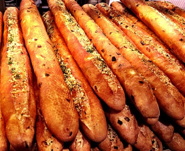 Snapdishの料理写真:Garlic baguette from Paris Baguette|12Dragonさん