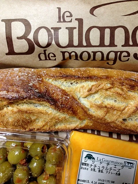 Snapdishの料理写真:le Boulanger de mongeのバケット‼明日の朝またまたブルスケッタ（？）になる予定(*^^*)|ゆきさん