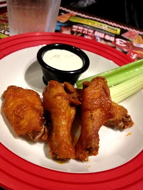 Buffalo wings at TGIF❤|Mio Abeさん