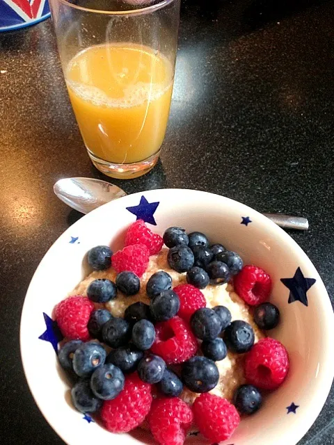 Porridge with Bluberries and Raspberries|Ella Thompsonさん