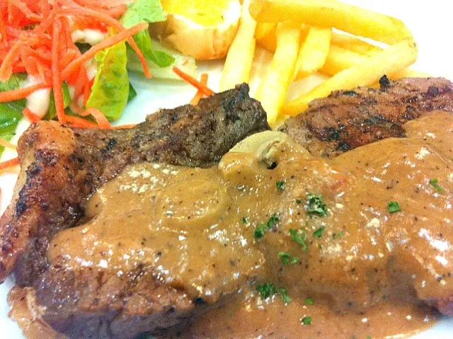 Beef steak with black pepper sauce|Jorge Bernal Márquezさん