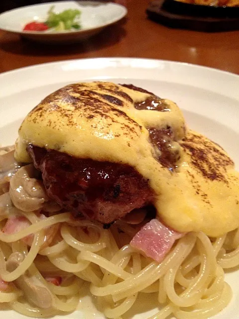 手ごねハンバーグ乗せ焼きカルボ|ダンディ☆和田さん