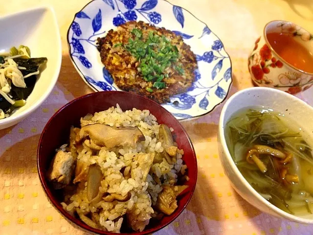 3/16:おばあちゃんの炊き込み御飯、キャベツと豆腐のお好み焼き、たまねぎとなめこの酢スープ、たまねぎの皮の煮出し茶、わかめの酢の物|安藤宏美さん