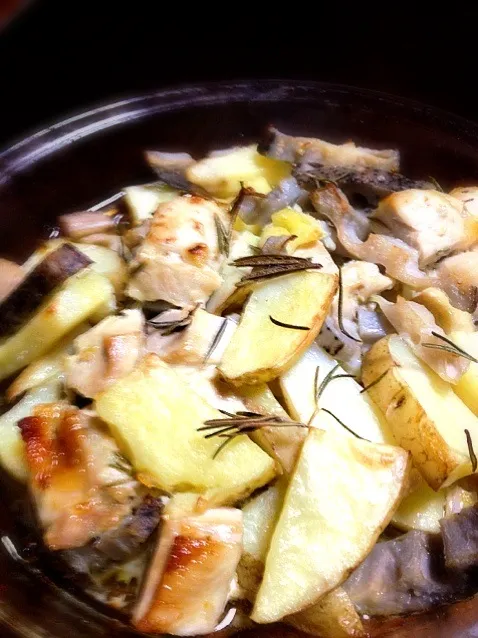 Snapdishの料理写真:ちょー簡単❤じゃがいものカリカリ焼きと、鶏肉の塩レモンマリネ♪( ´▽｀)|おかずのりさん