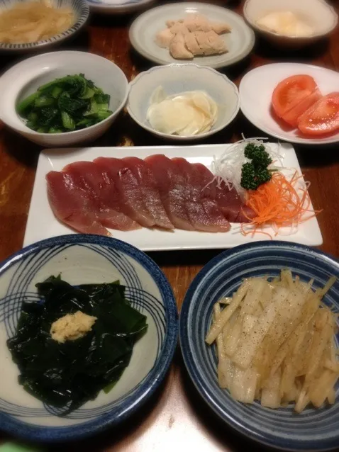 Snapdishの料理写真:メバチマグロ刺身、ワカメ生姜あえ、ウド塩麹きんぴら、小松菜胡麻みそあえ、カブ甘酢漬け|raku_darさん