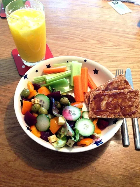 Olive Salad with Carrot & Celery sticks and Ryvita with Marmite|Ella Thompsonさん