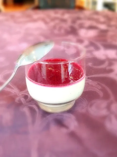 Panna cotta with raspberry|ozzy sparaさん