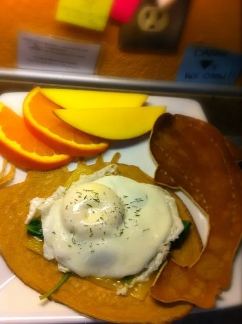 Eggs Florentine with Savory Crepes and Fruit|Joさん