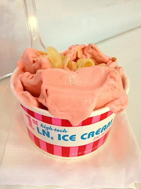 Snapdishの料理写真:peanut butter gelato in pink colour|Yvonne C.さん