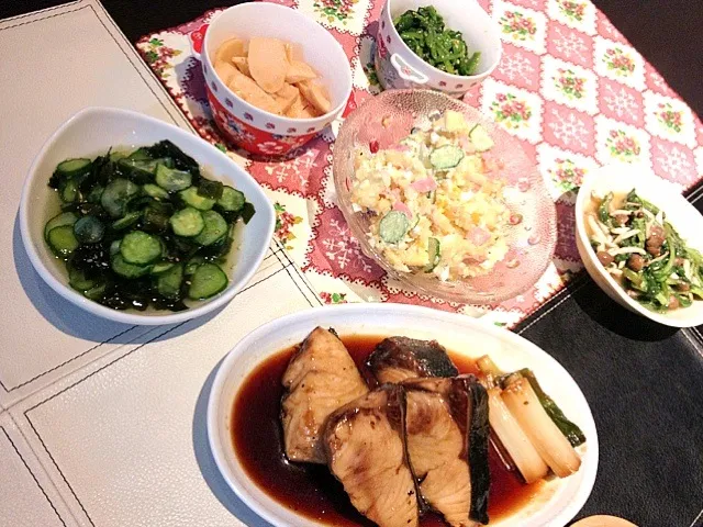 ぶりの照り焼き、ポテトサラダ、キュウリとわかめの酢の物、春菊としめじの酢味噌和え、タケノコメンマ、ほうれんそうの胡麻和え|eriさん